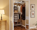 Встроенная гардеробная со складными дверями